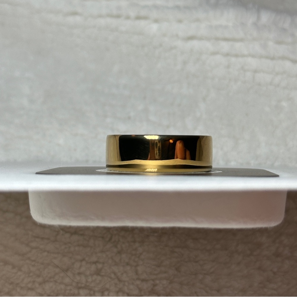 Oura Ring Gen 4 Size 8 Gold Activity Tracker with Charger Box (Great Condition) - Picture 11 of 15